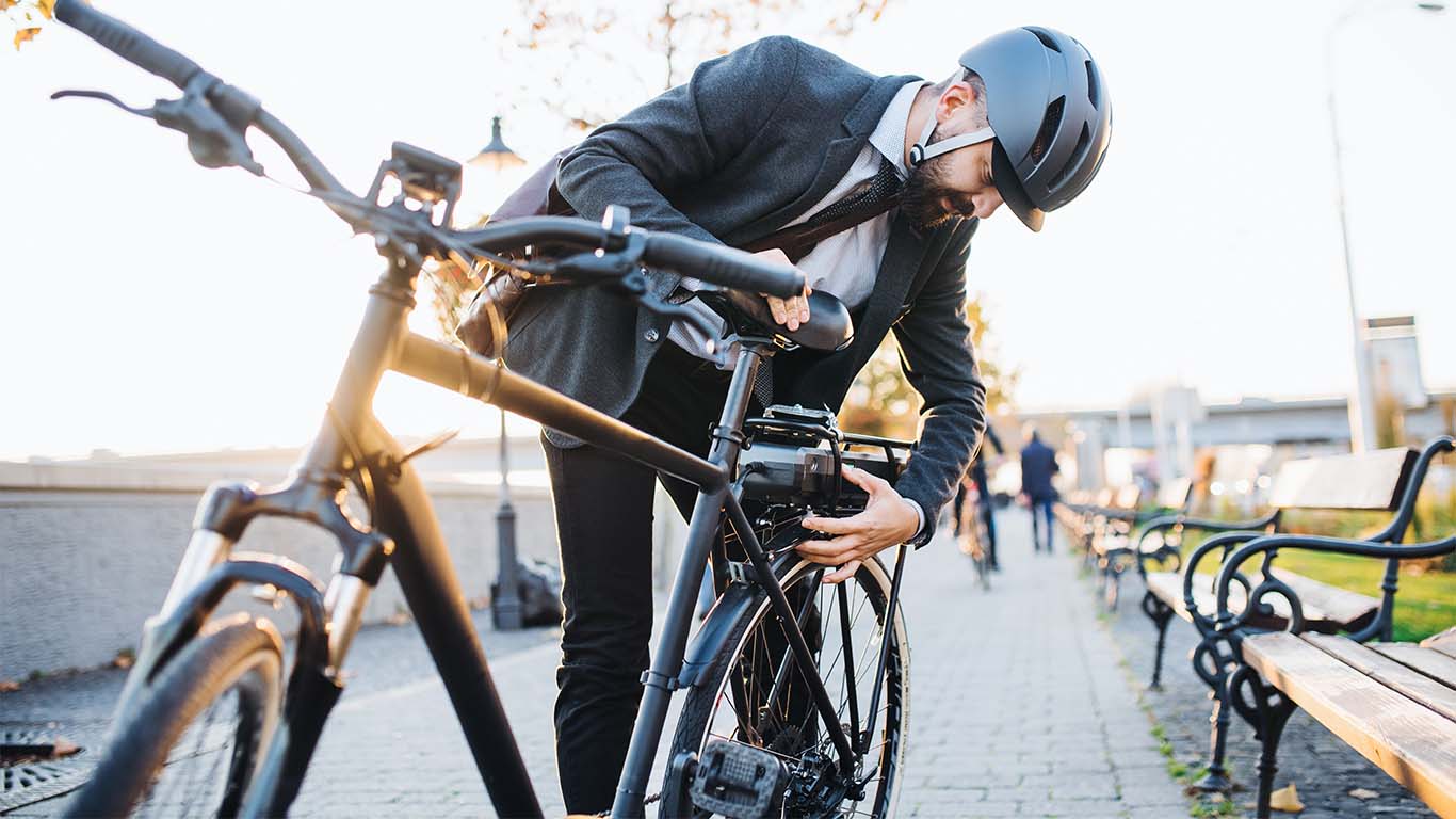 hipster-businessman-commuter-setting-up-electric-W82635J-copy